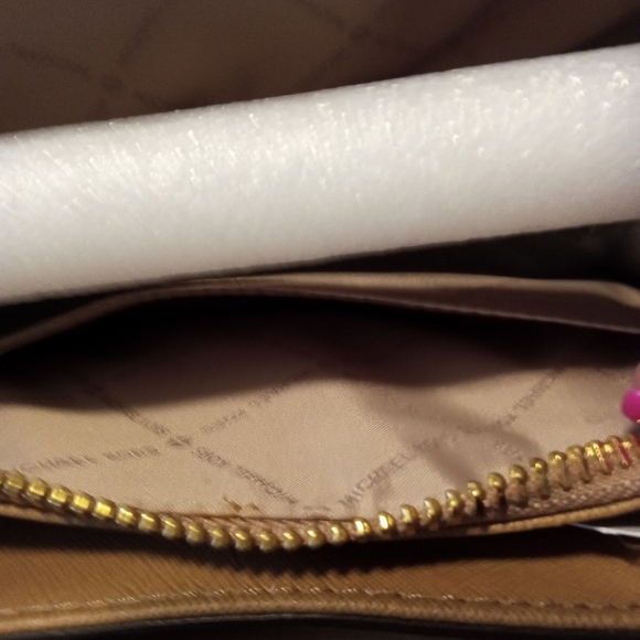 NWT MICHAEL KORS SATCHEL CROSSBODY.... GORGEOUS AND ROOMY - Picture 5 of 8